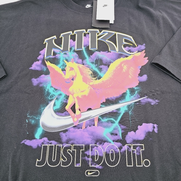 The Nike Tee Sportswear Graphic Oversized Fit Top - Picture 6 of 9